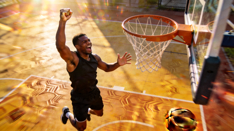 篮球运动员扣篮后庆祝的慢动作视频截图